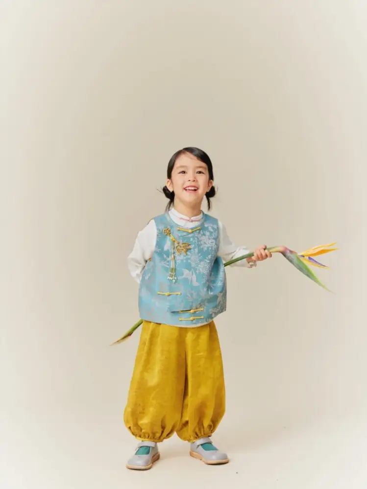 A child wearing the same silk vest as X Æ A-Xii