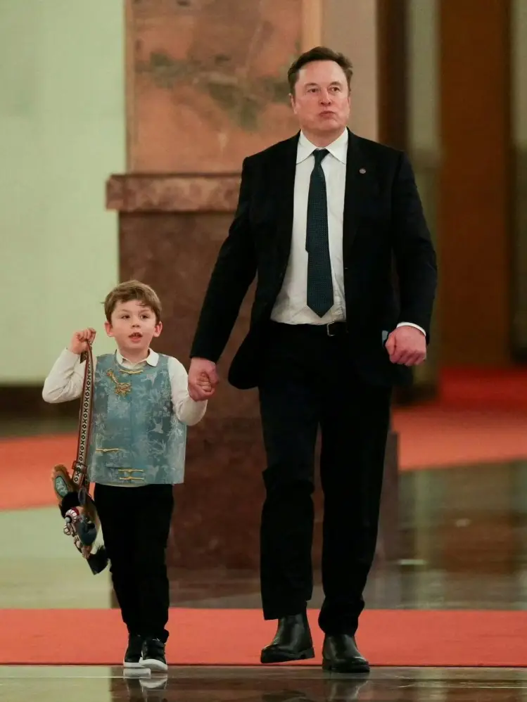 X Æ A-Xii and the father Elon Musk appeared in Beijing, China.