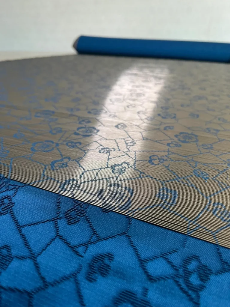 Blue Zhang Stain is being cut into velvet