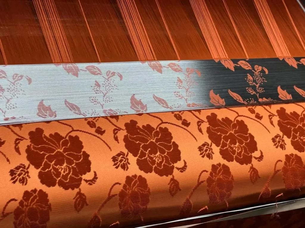 The craftmen are cutting the velvet for Zhang Stain brocade